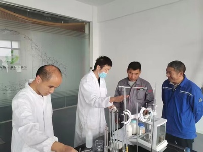 化學(xué)化工學(xué)院博士教師團隊赴安徽欣冉碳纖維環(huán)保科技指導(dǎo)技術(shù)人員進行相關(guān)產(chǎn)品研發(fā)。宿州學(xué)院供圖
